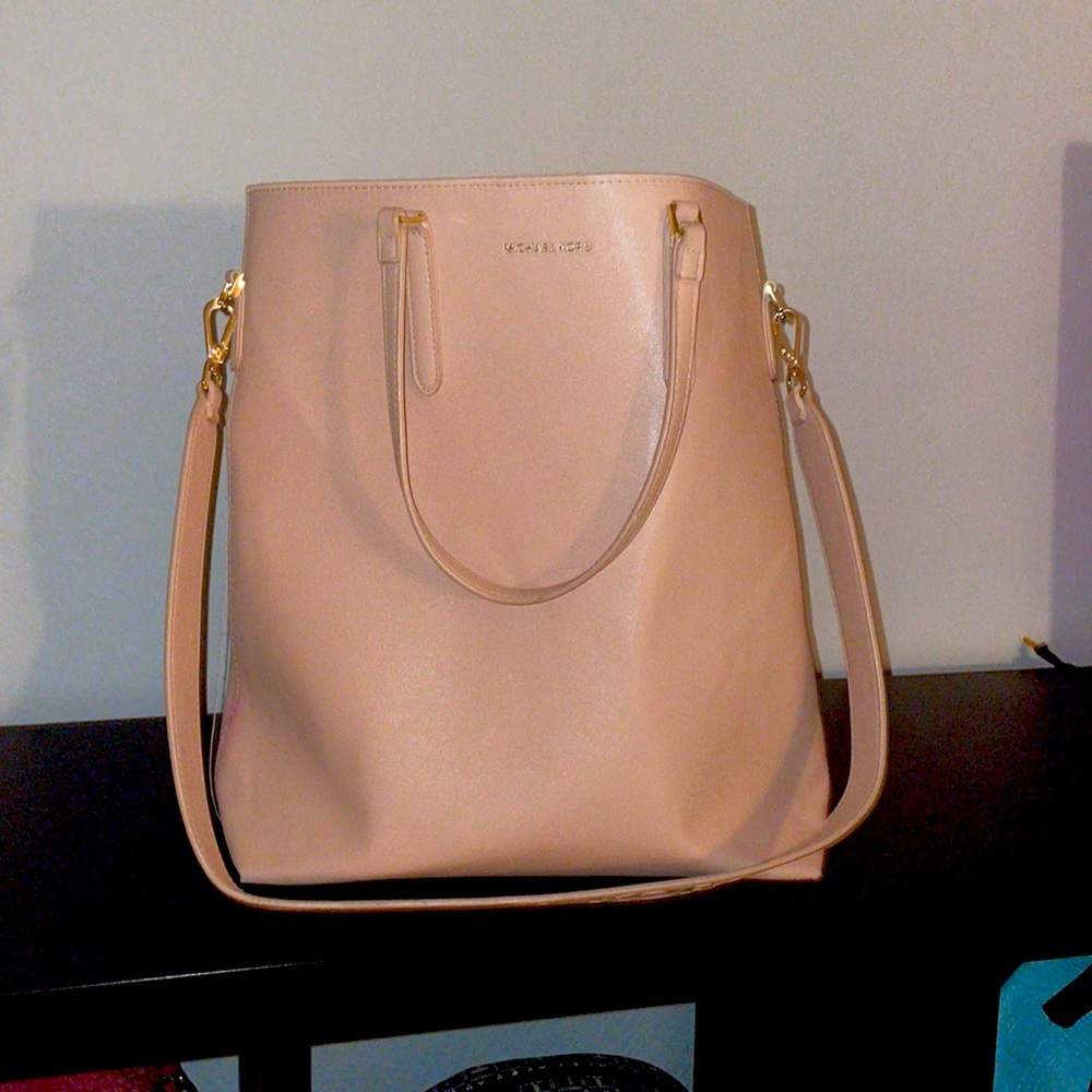 Large pink Michael Kors bag looks brand new only worn once